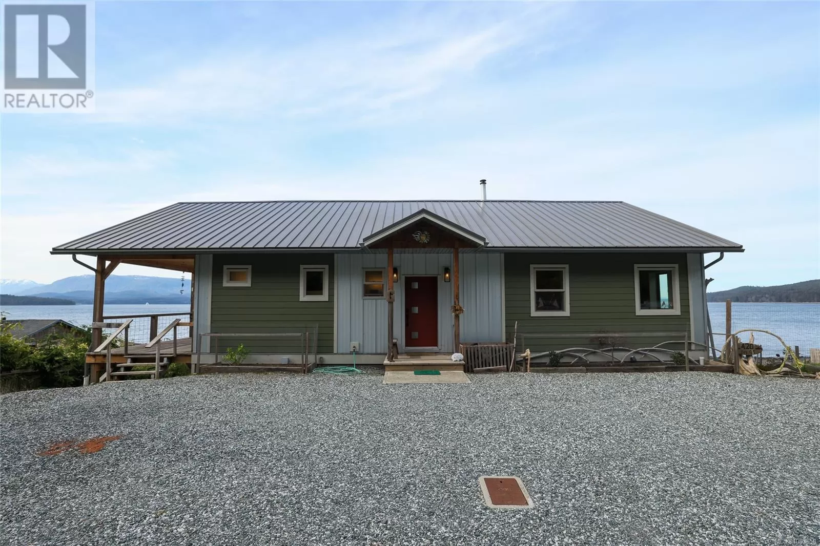 House for rent: 420 1st St, Malcolm Island, British Columbia V0N 3E0