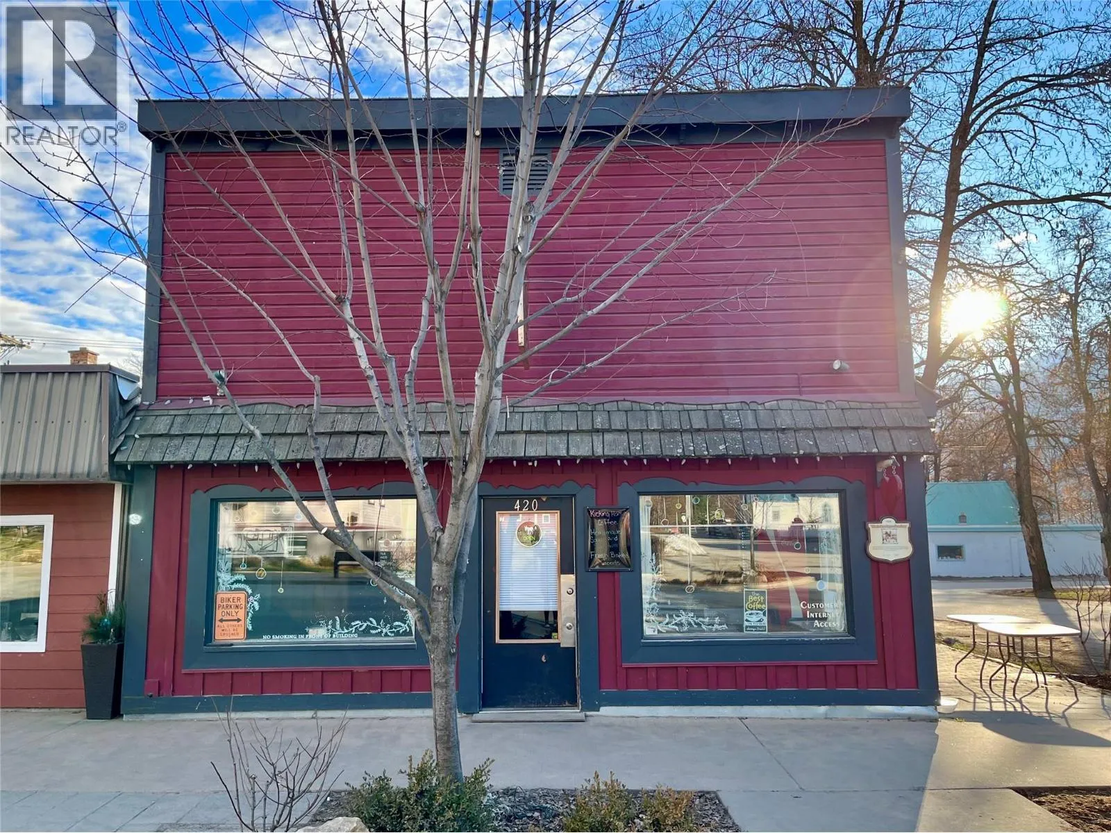 Retail for rent: 420 Broadway Street, Nakusp, British Columbia V0G 1R0
