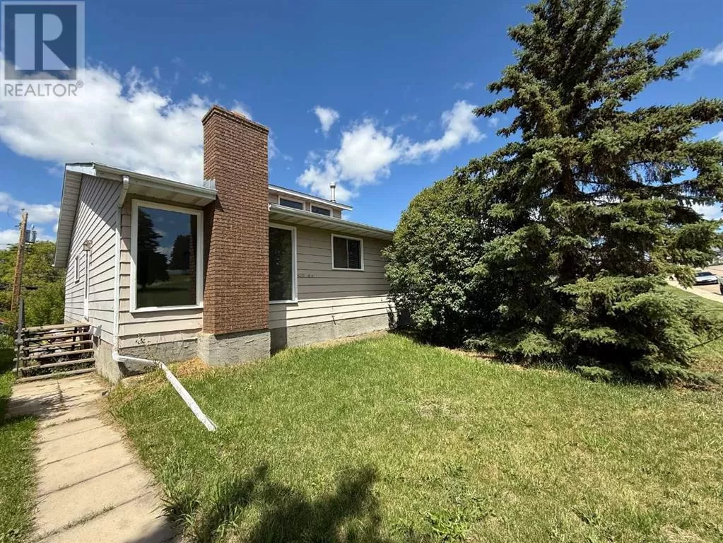 4206, 4208 44 Street, Ponoka, Alberta T4J 1B8