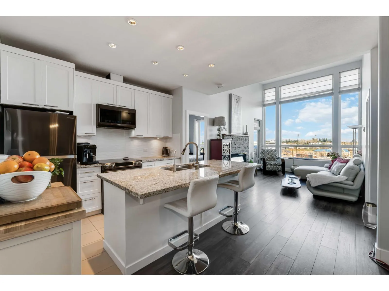 Apartment for rent: 421 2970 King George Boulevard, Surrey, British Columbia V4P 0E6