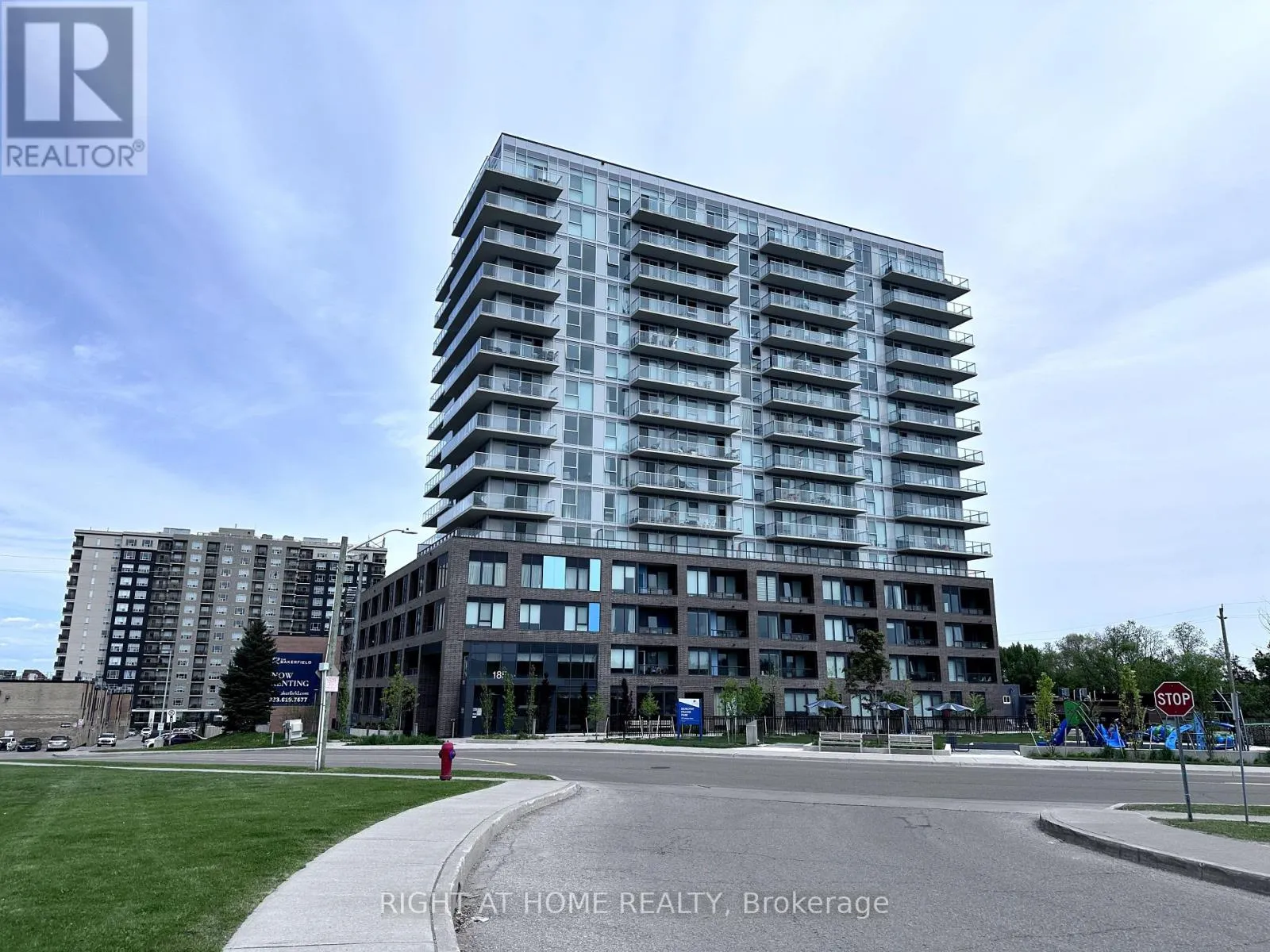 Apartment for rent: 422 - 185 Deerfield Road, Newmarket, Ontario L3Y 0G7