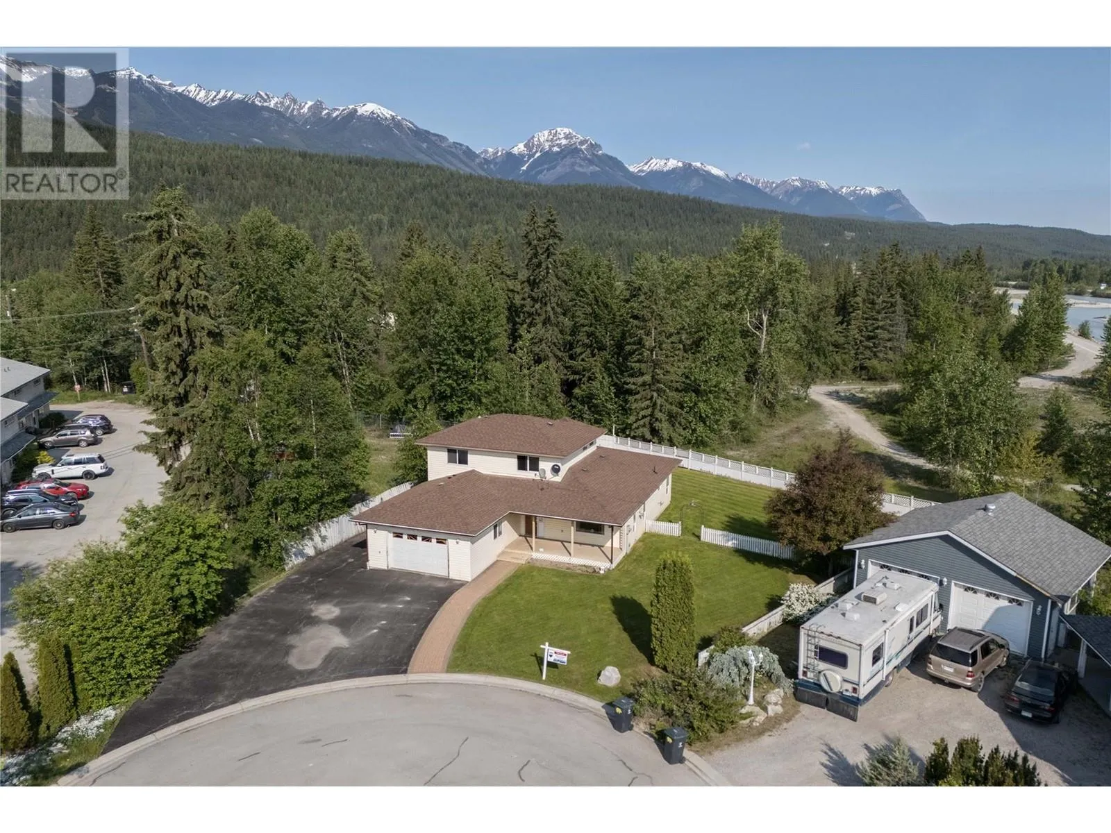 House for rent: 422 Riverglen Drive, Golden, British Columbia V0A 1H0