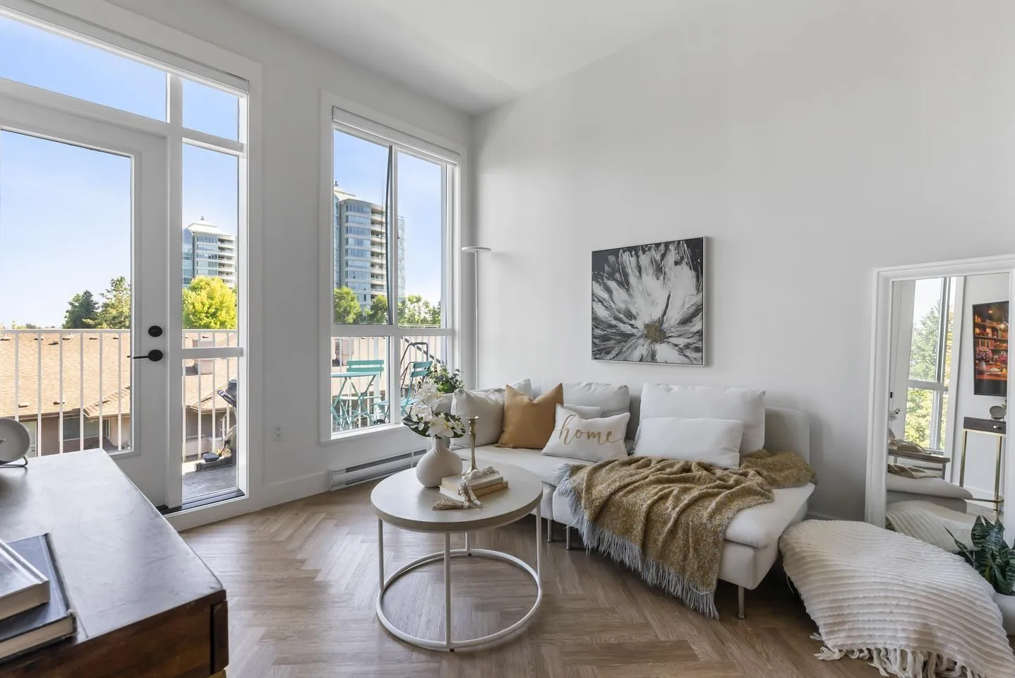 Apartment for rent: 424 14968 101a Avenue, Surrey, British Columbia V3R 0E8