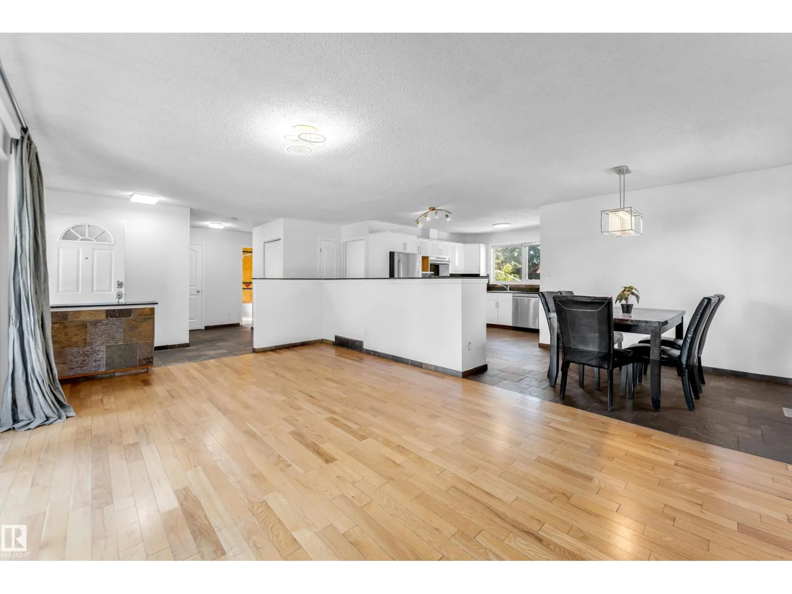 House for rent: 4240 86 St Nw, Edmonton, Alberta T6K 1C4