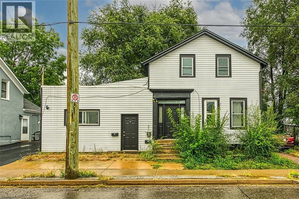 Triplex for rent: 43 Centre Street, St. Catharines, Ontario L2R 3A8