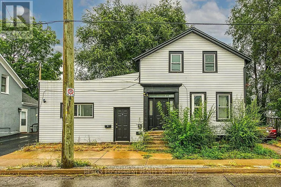 Triplex for rent: 43 Centre Street, St. Catharines, Ontario L2R 3A8