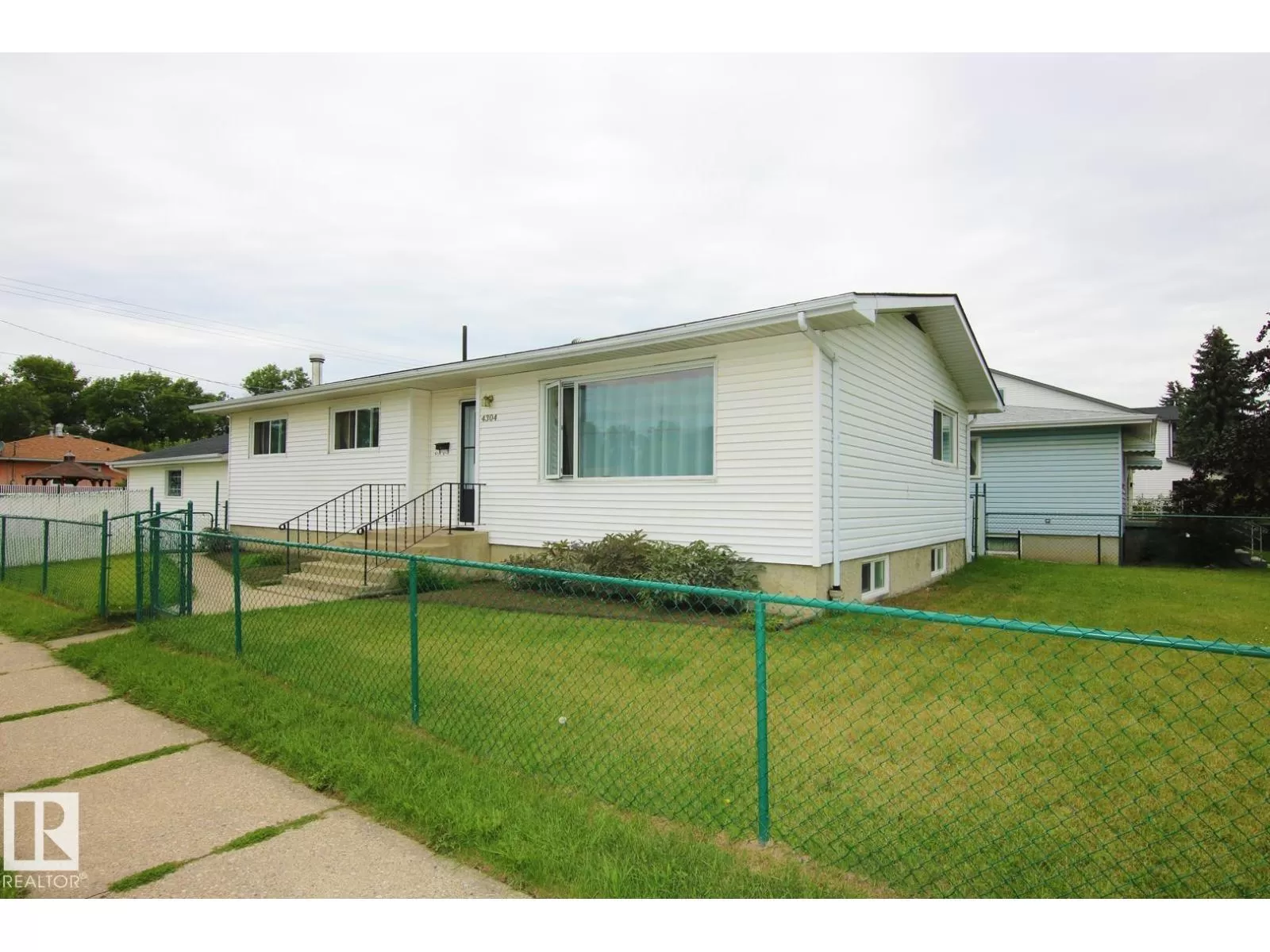 House for rent: 4304 121 Av Nw, Edmonton, Alberta T5W 1M7