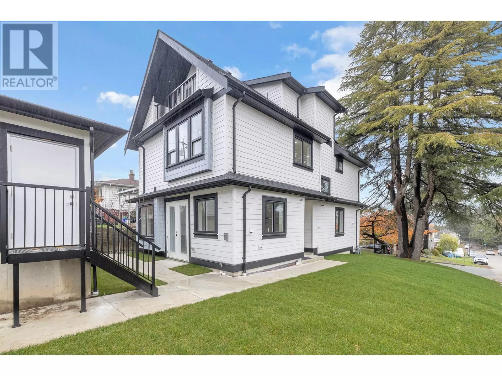 Duplex for rent: 4325 Kamloops Street, Vancouver, British Columbia V5R 1M8