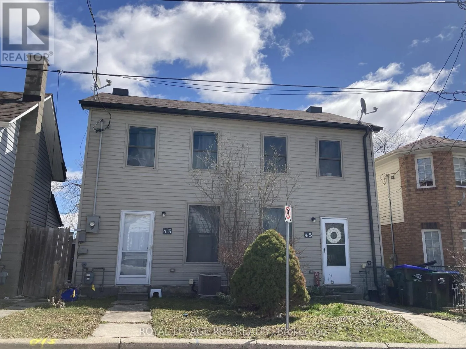 Triplex for rent: 43-45 Drury Street, Bradford West Gwillimbury, Ontario L3Z 2B4