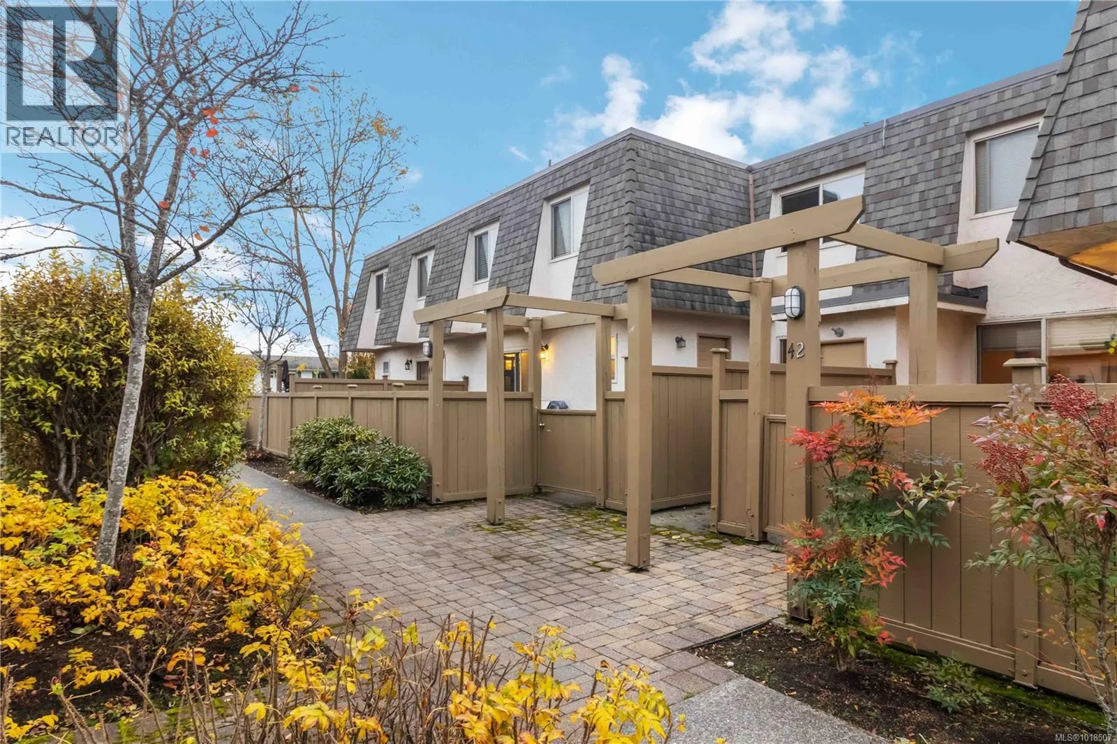 Row / Townhouse for rent: 44 4061 Larchwood Dr, Saanich, British Columbia V8V 3K4