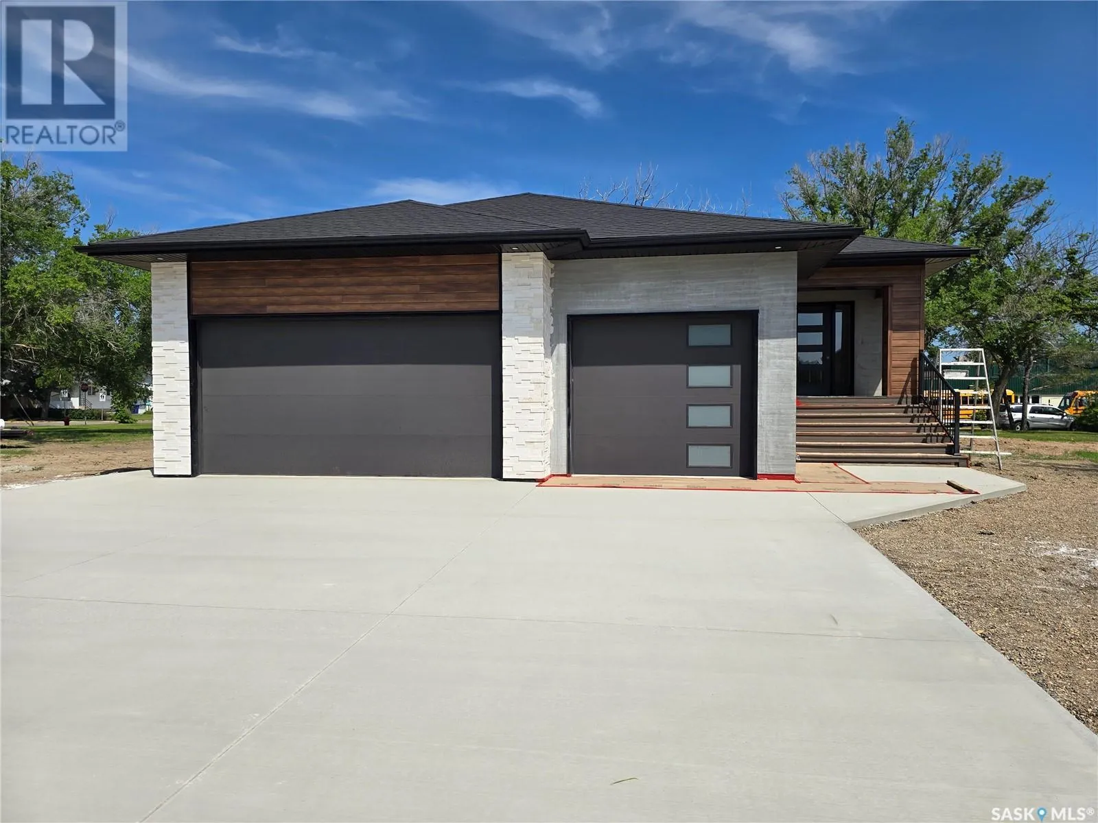 House for rent: 44 Kenney Crescent, Weyburn, Saskatchewan S4H 1L3