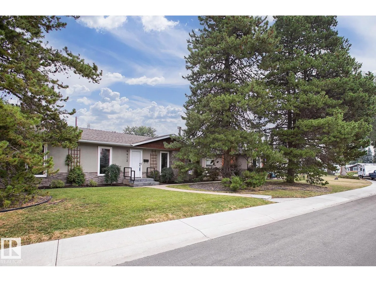 House for rent: 4412 107 Av Nw, Edmonton, Alberta T6A 1J5