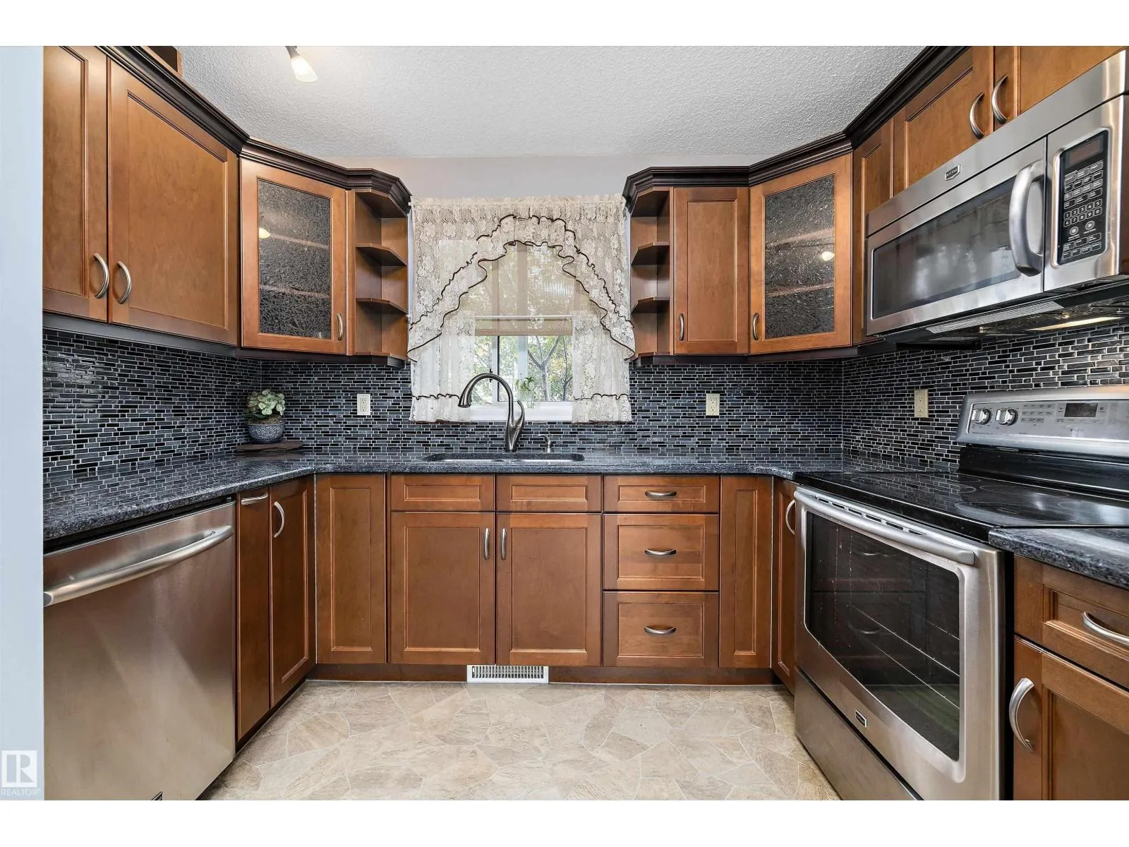 House for rent: 4420 36a St Nw, Edmonton, Alberta T6L 6K5