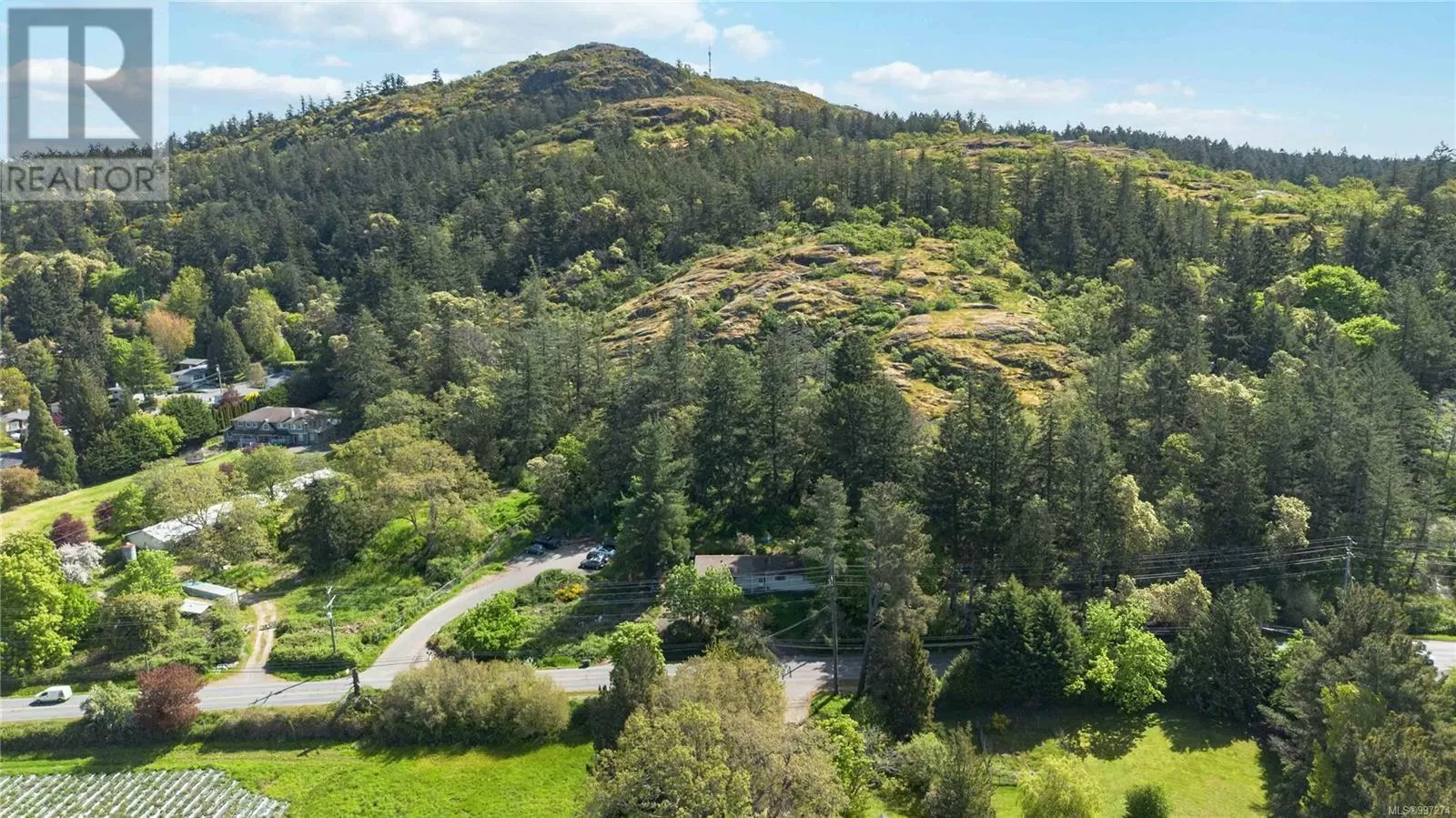 House for rent: 4439 Blenkinsop Rd, Saanich, British Columbia V8X 2C3