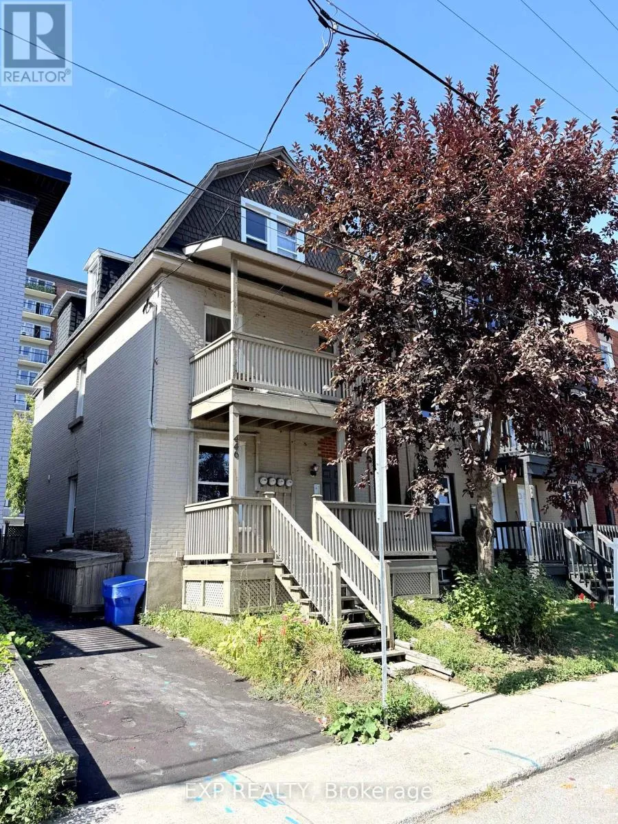 Triplex for rent: 446 Cambridge Street S, Ottawa, Ontario K1S 4H7