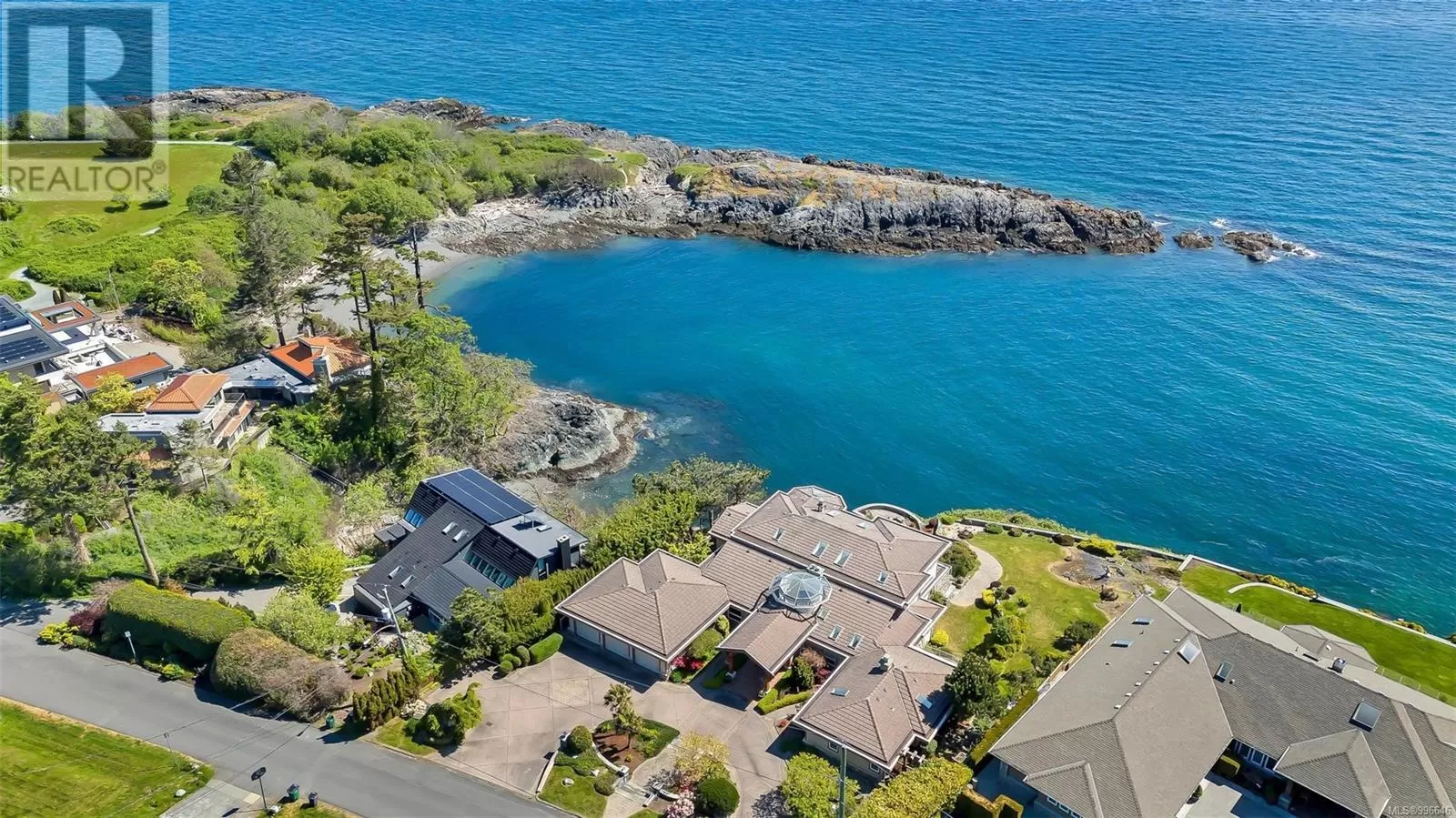 House for rent: 4461 Shore Way, Saanich, British Columbia V8N 3V1