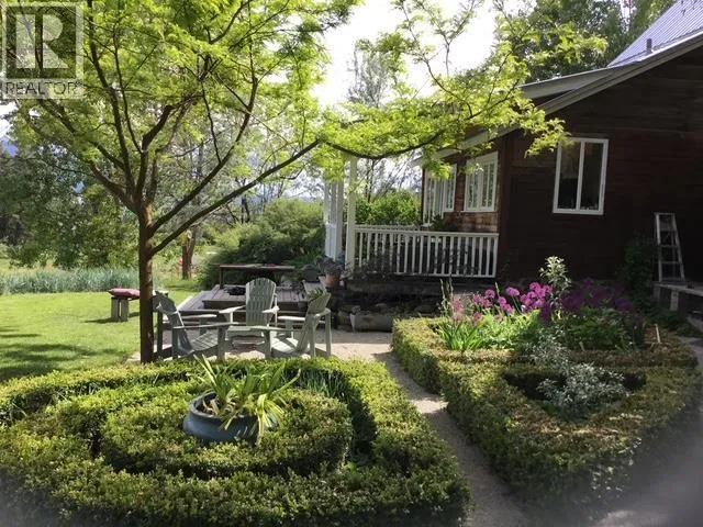 House for rent: 4462 Salmon River Road, Spallumcheen, British Columbia V4Y 0W7