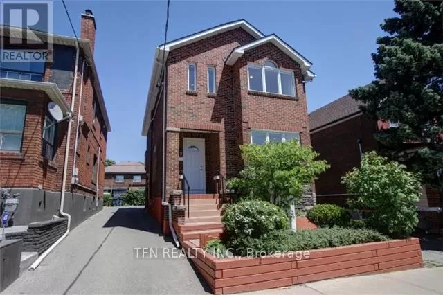 Triplex for rent: 447 Oakwood Avenue, Toronto, Ontario M6E 2W4