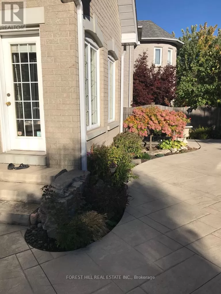 House for rent: 45 Farnham Drive, Richmond Hill, Ontario L4B 4E8