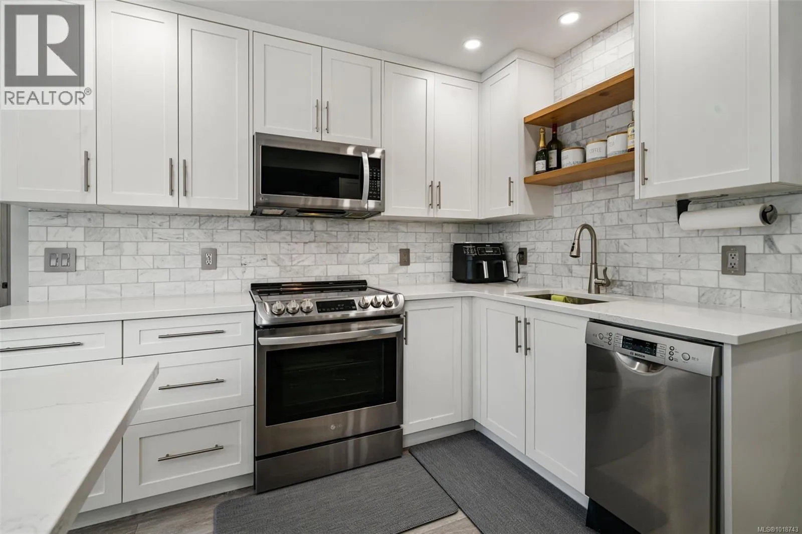 House for rent: 450 Obed Ave, Saanich, British Columbia V9A 1K5