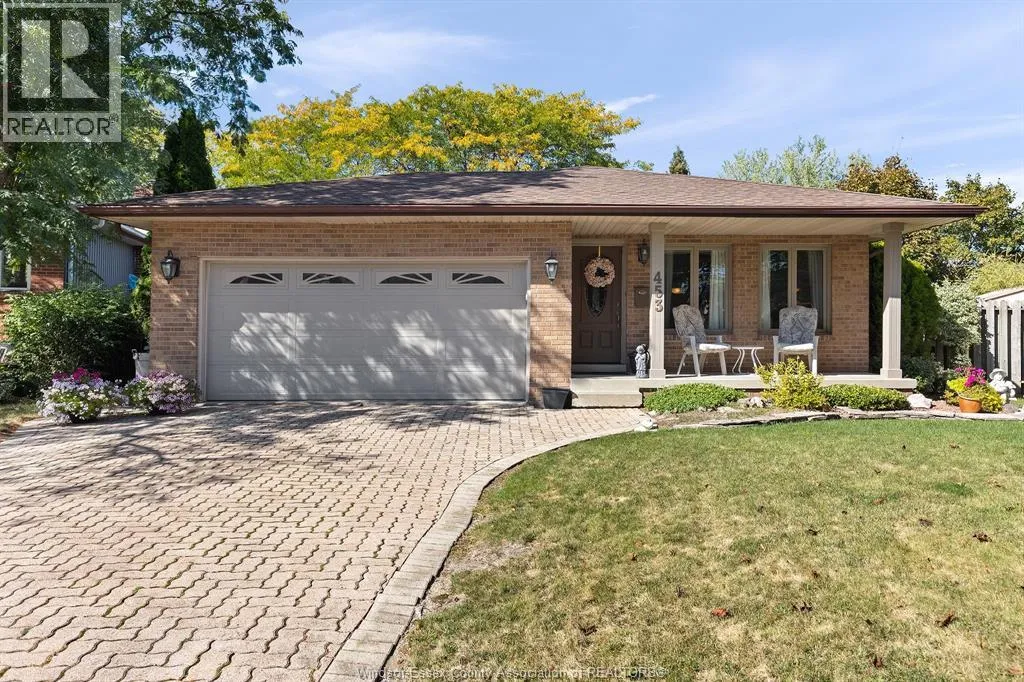 453 Amberly Crescent, Tecumseh, Ontario N8N 3L8