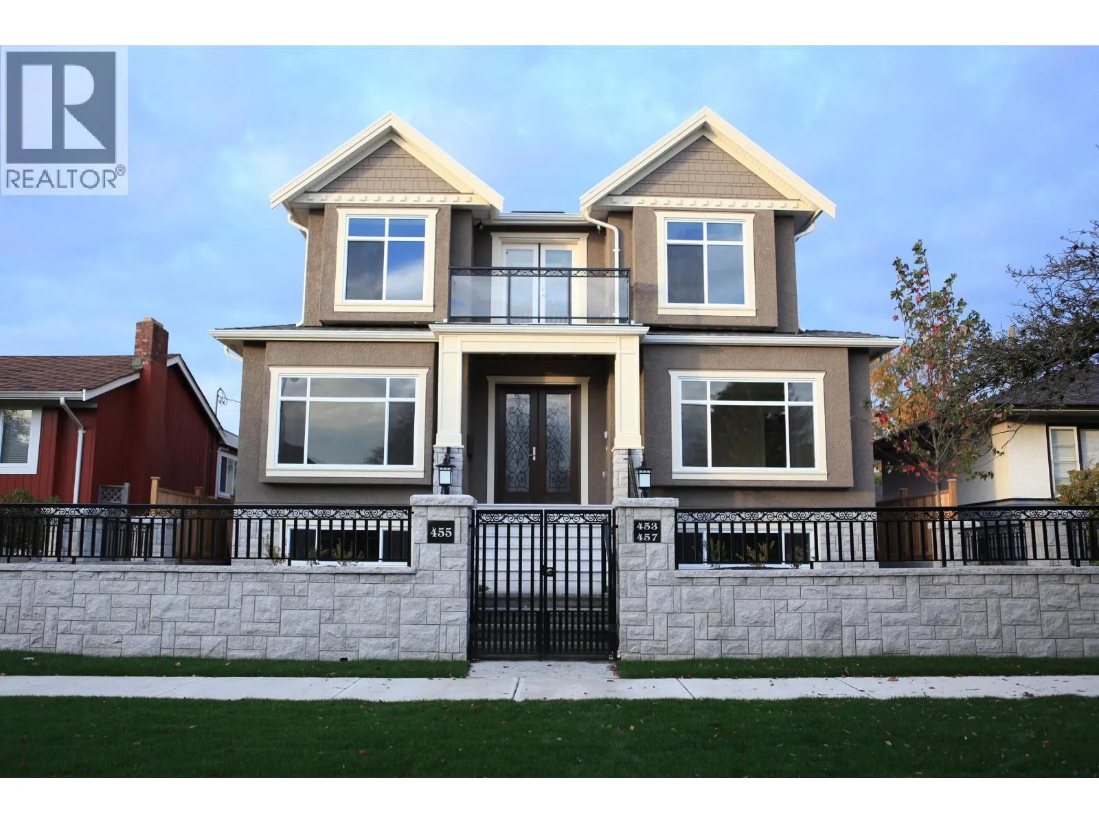 House for rent: 455 W 38th Avenue, Vancouver, British Columbia V5Y 2N7