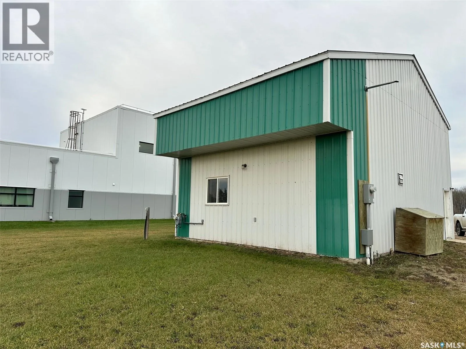 Warehouse for rent: 460 Highway, Hudson Bay, Saskatchewan S0E 0Y0