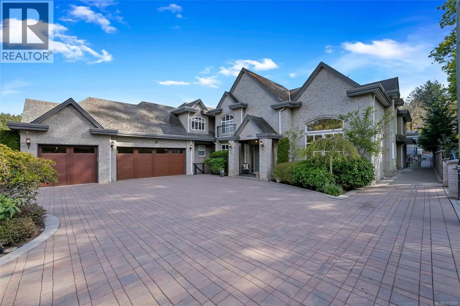 House for rent: 4668 Cordova Bay Rd, Saanich, British Columbia V8X 3V7