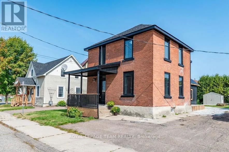 House for rent: 47 Bonnechere Street N, Renfrew, Ontario K7V 1Y8