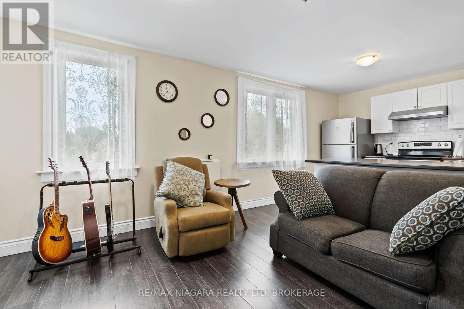 Duplex for rent: 47 Chaplin Avenue, St. Catharines, Ontario L2R 2E4