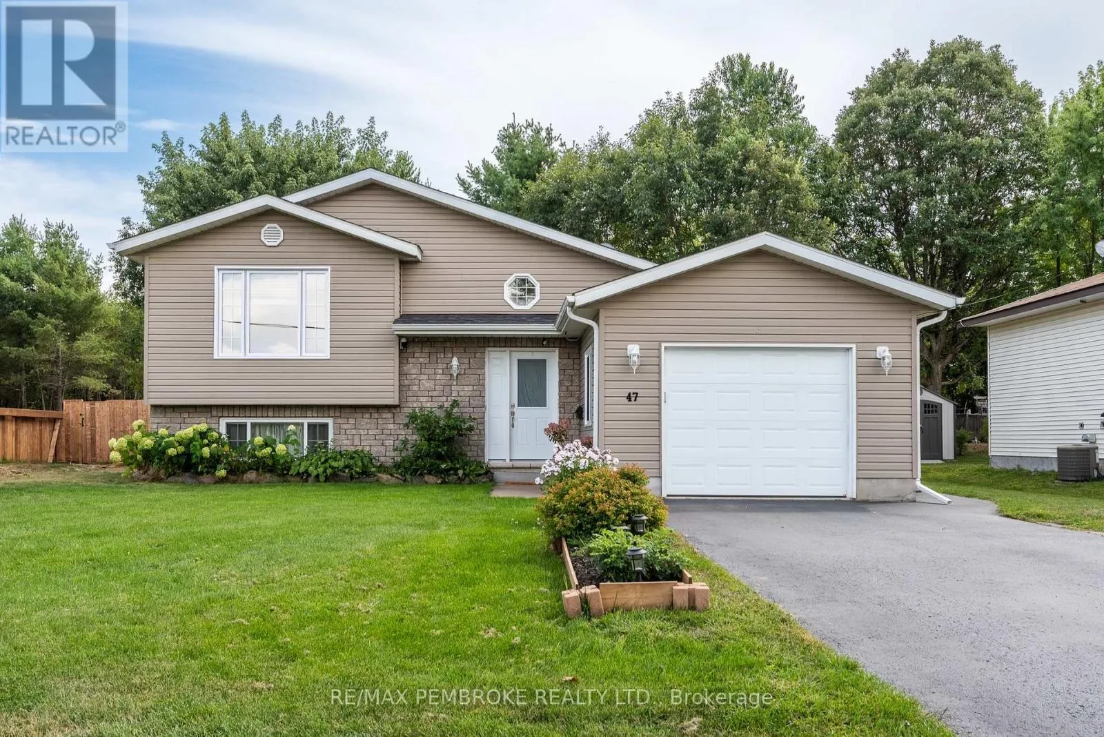 House for rent: 47 Mohns Avenue, Petawawa, Ontario K8H 2H1