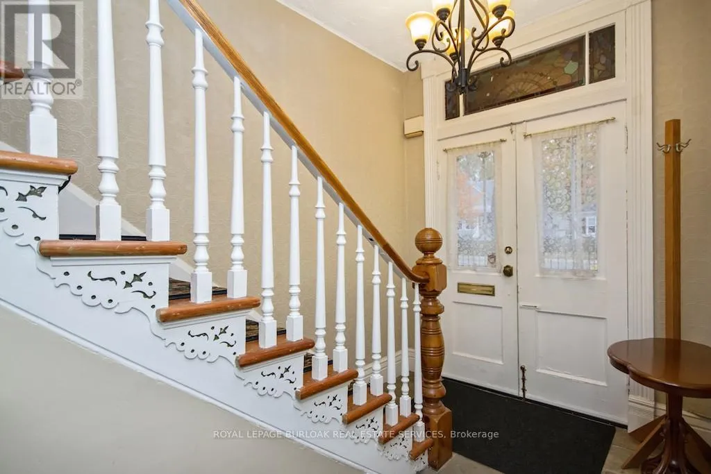 House for rent: 470 Nelson Avenue, Burlington, Ontario L7S 1N5