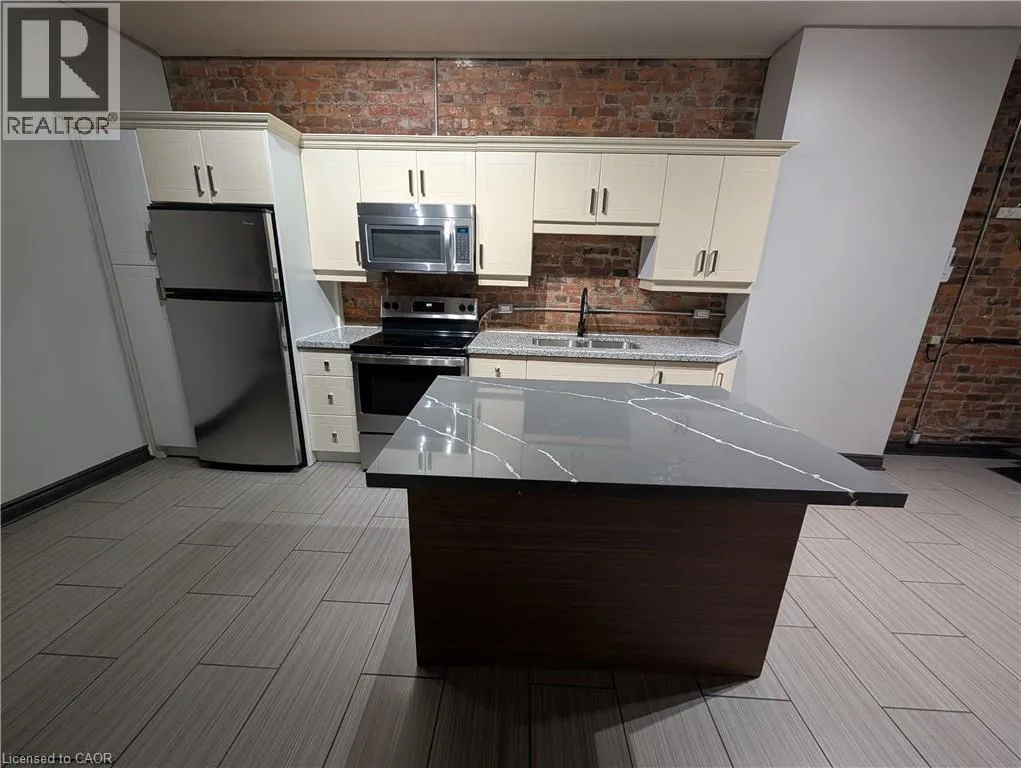 Row / Townhouse for rent: 473 King Street W Unit# B, Hamilton, Ontario L8P 1B8