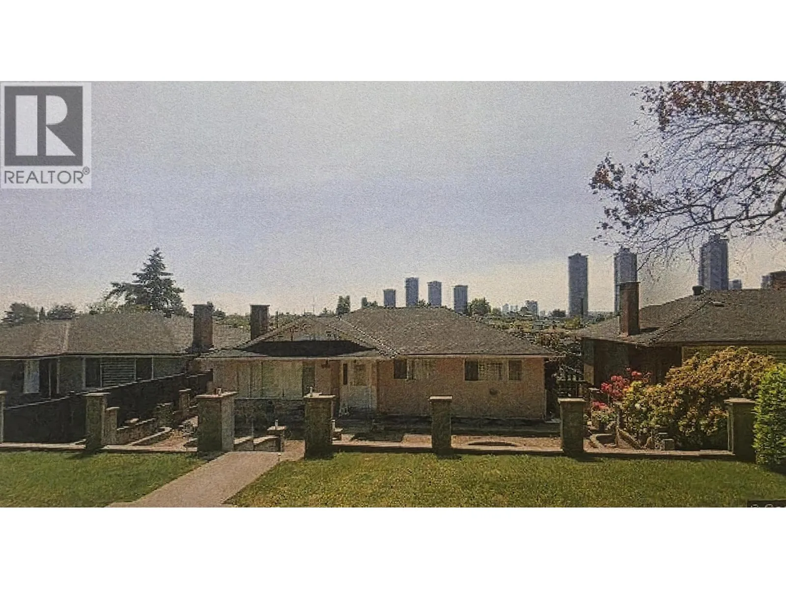 House for rent: 4734 Parker Street, Burnaby, British Columbia V5C 3E3