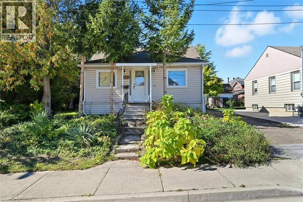 House for rent: 4741 First Avenue, Niagara Falls, Ontario L2E 4G6