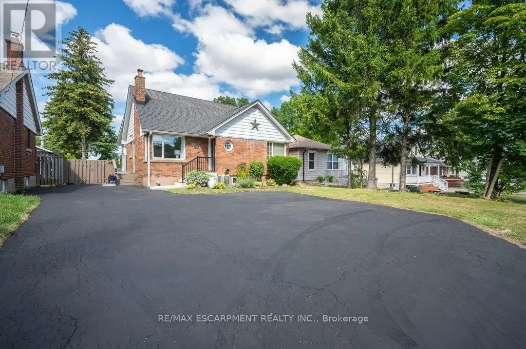 House for rent: 480 Mohawk Road W, Hamilton, Ontario L9C 1X4