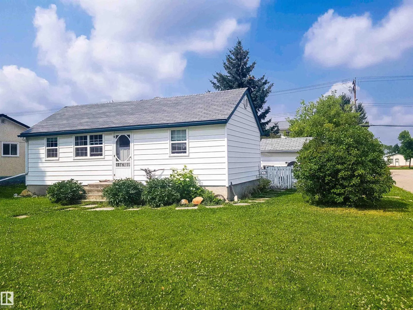 House for rent: 4804 49 Av, Drayton Valley, Alberta T7A 1J3