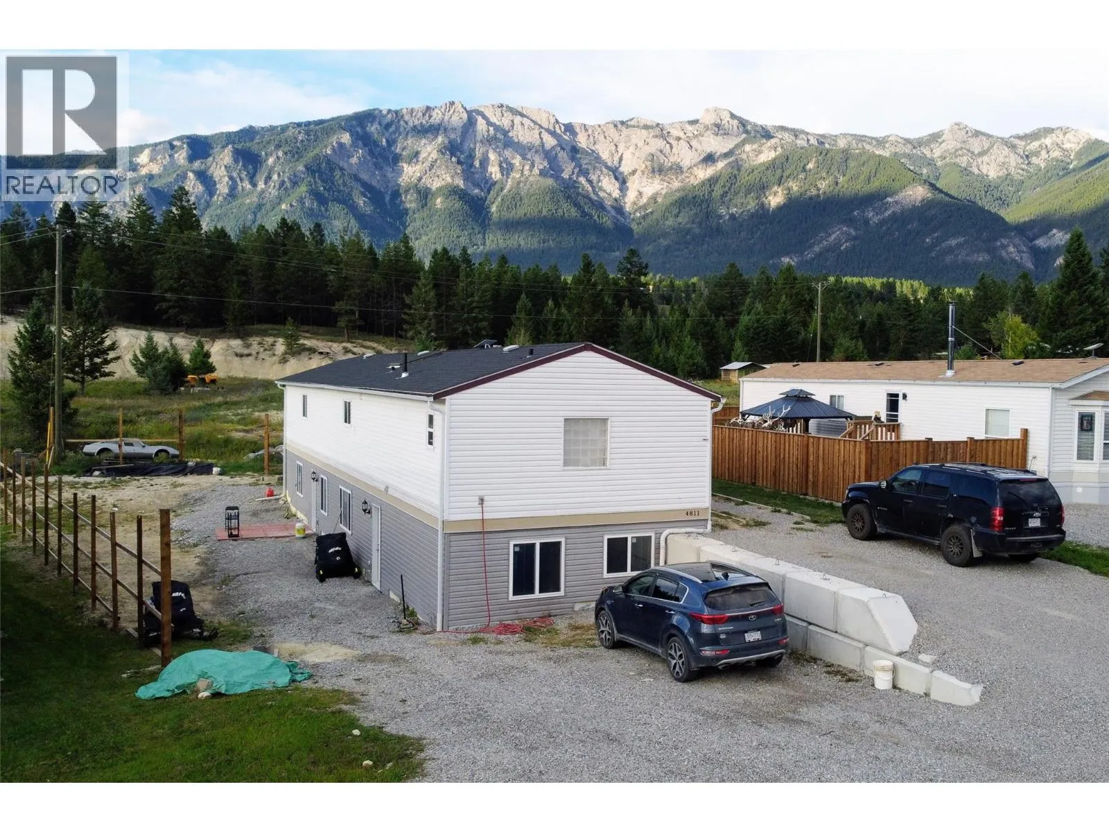 House for rent: 4811 Crescentwood Drive, Edgewater, British Columbia V0A 1E0