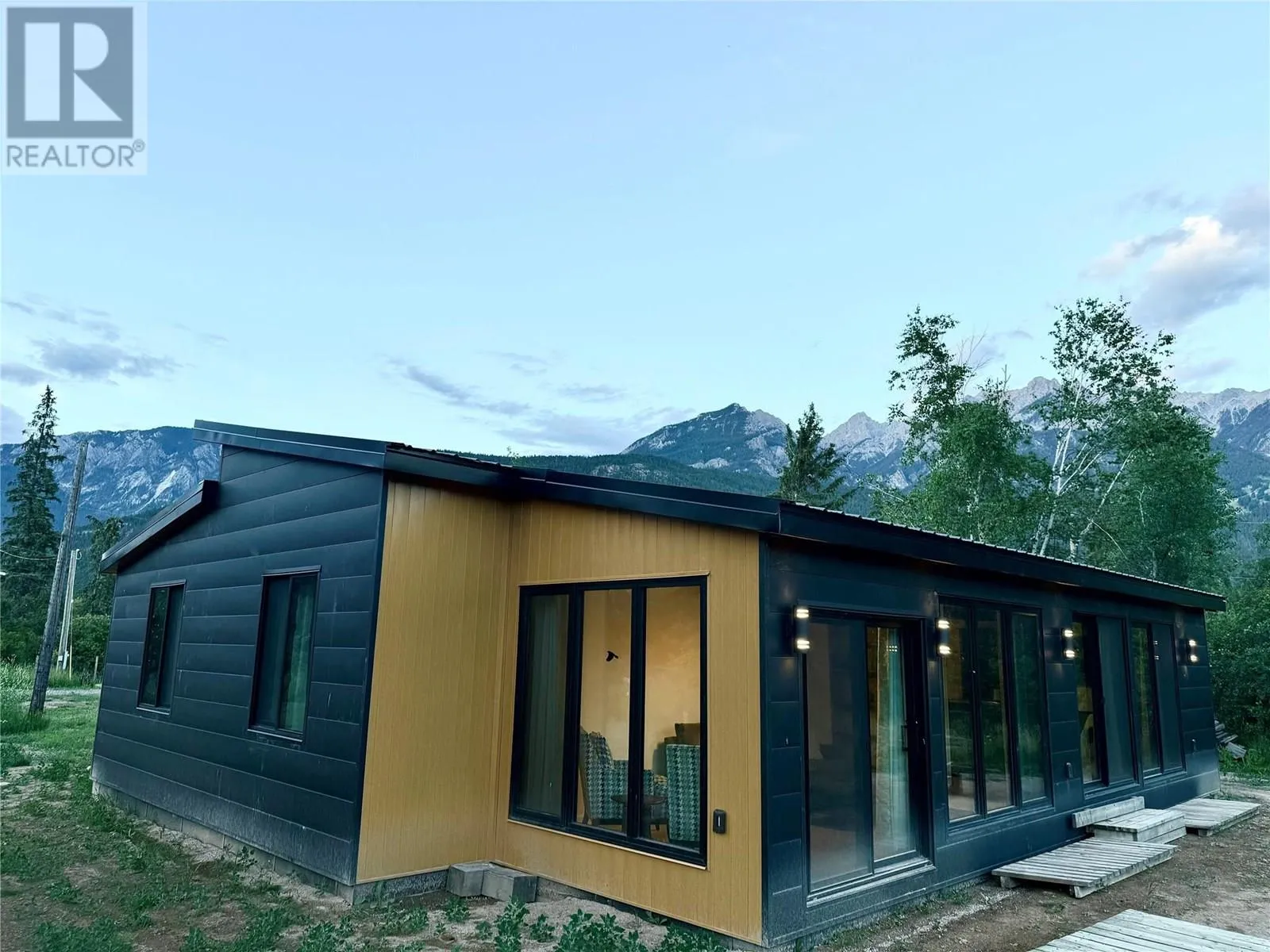 House for rent: 4851 Willow Place, Fairmont Hot Springs, British Columbia V0B 1L1