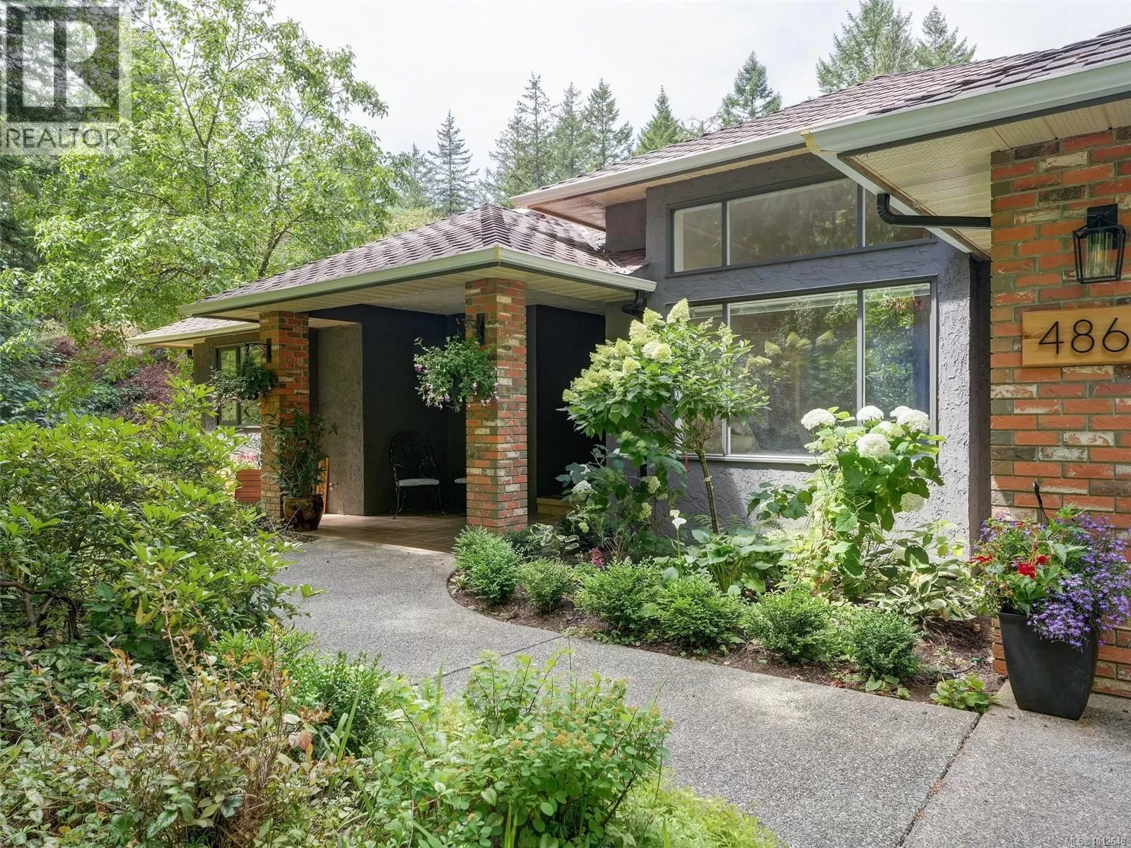 House for rent: 4860 Excelsior Rd, Saanich, British Columbia V9E 2E5