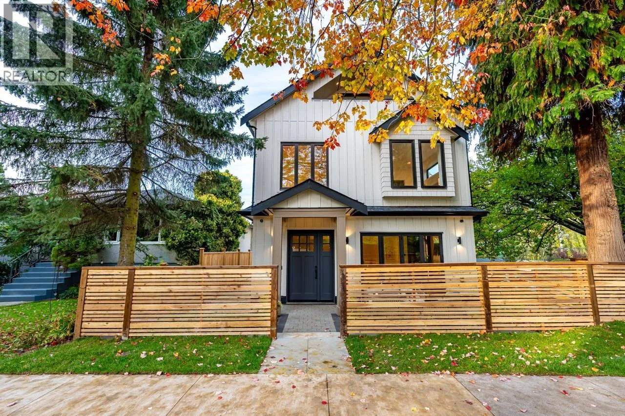 Duplex for rent: 487 E 31st Avenue, Vancouver, British Columbia V5V 4A8