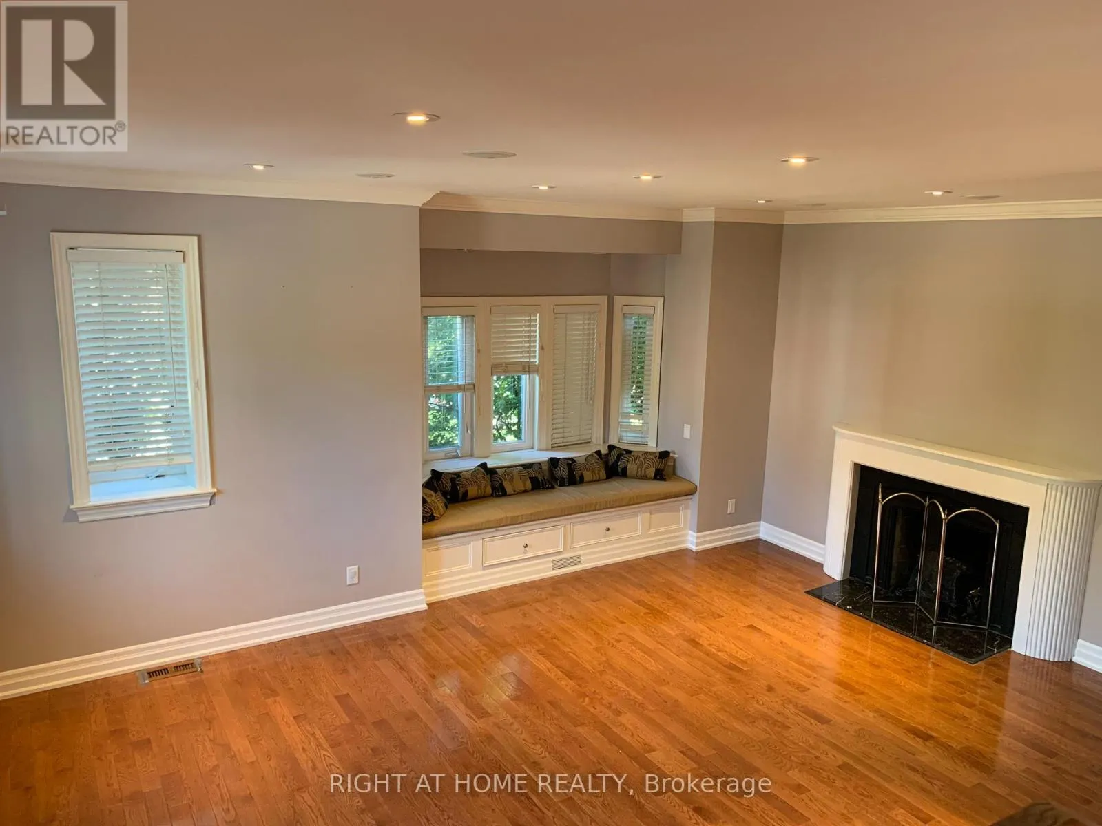 House for rent: 497 Broadway Avenue, Toronto, Ontario M4G 2R7