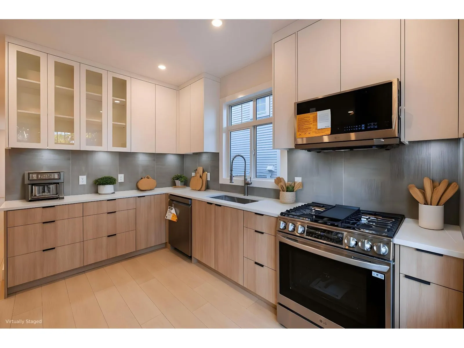 Row / Townhouse for rent: 5 19551 66 Avenue, Surrey, British Columbia V4N 0Z5