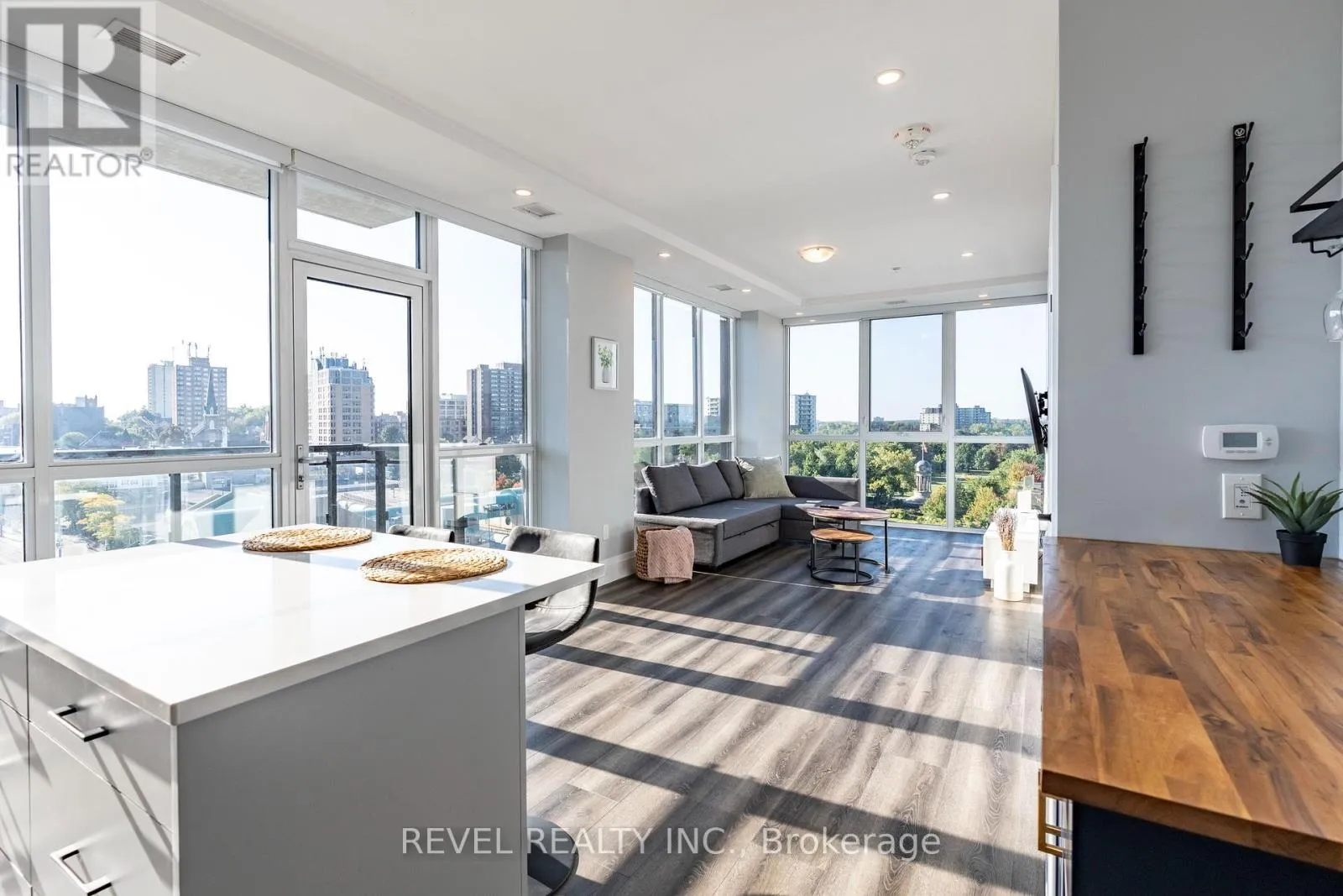 Apartment for rent: 5 - 60 Charles Street W, Kitchener, Ontario N2G 0C9