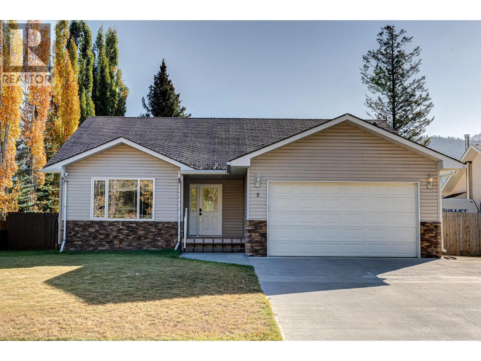 House for rent: 5 Caledonia Place, Elkford, British Columbia V0B 1H0