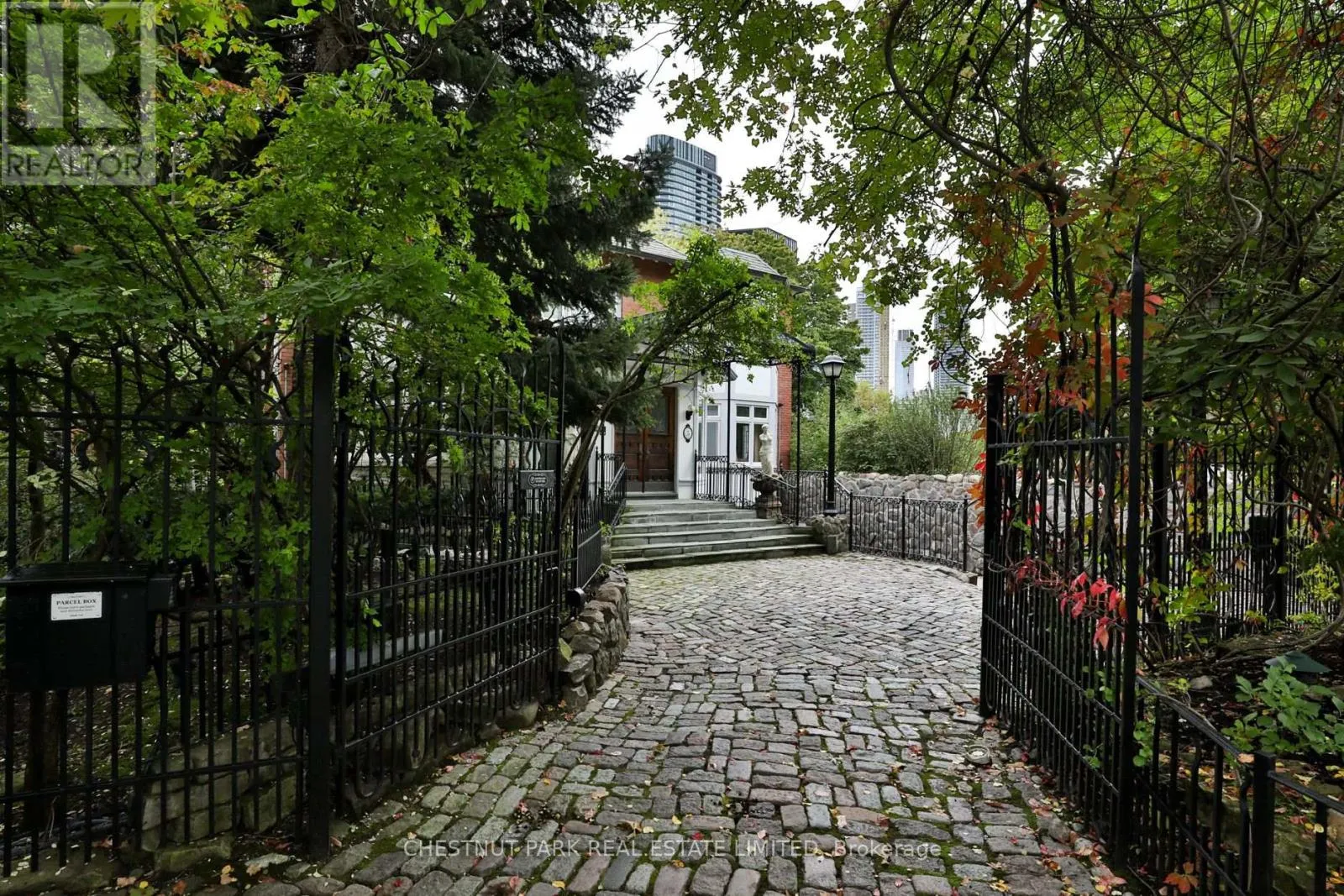 House for rent: 5 Castle Frank Crescent, Toronto, Ontario M4W 2A2