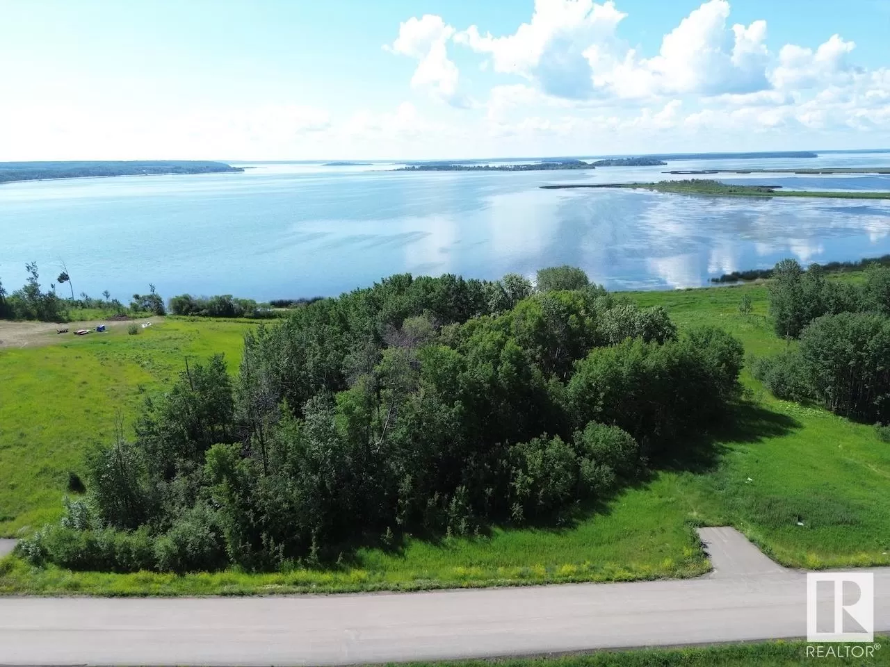 No Building for rent: 5 Islandview Road Lac La Biche Lake, Rural Lac La Biche County, Alberta T0A 2C1