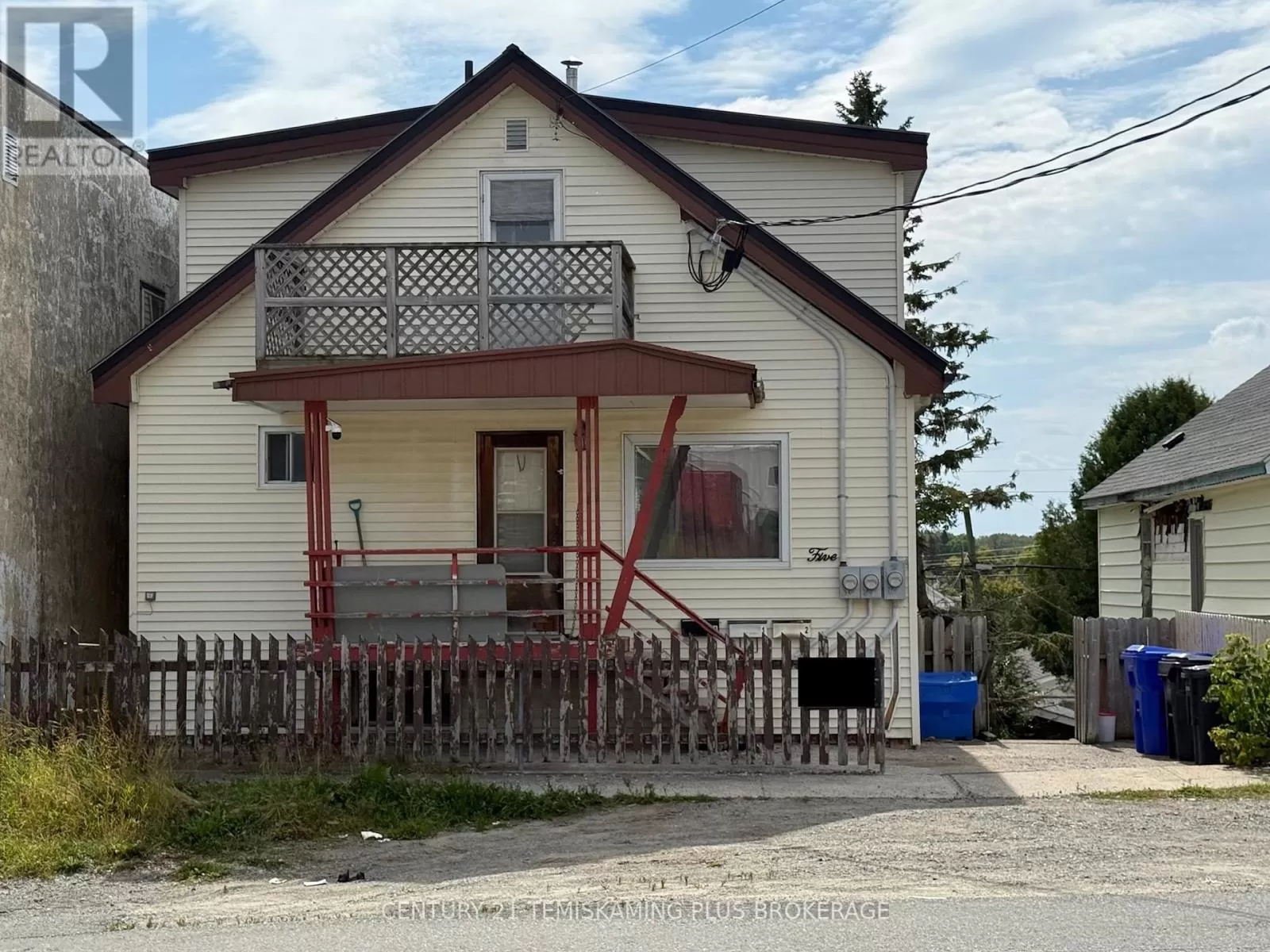 Triplex for rent: 5 Mckelvie Avenue, Kirkland Lake, Ontario P2N 2K3