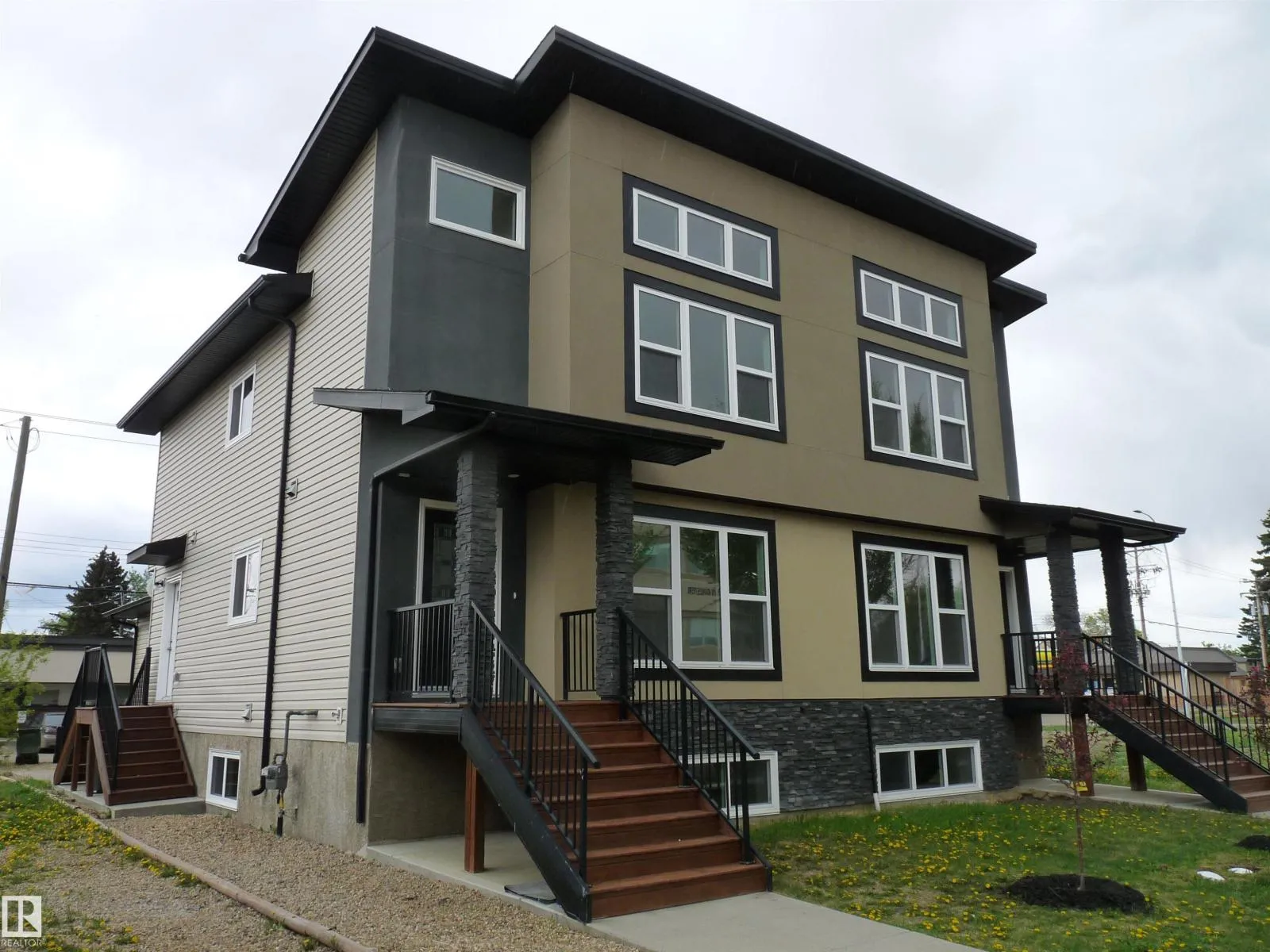 Duplex for rent: 5008 48 Ave, Leduc, Alberta T9E 7H7