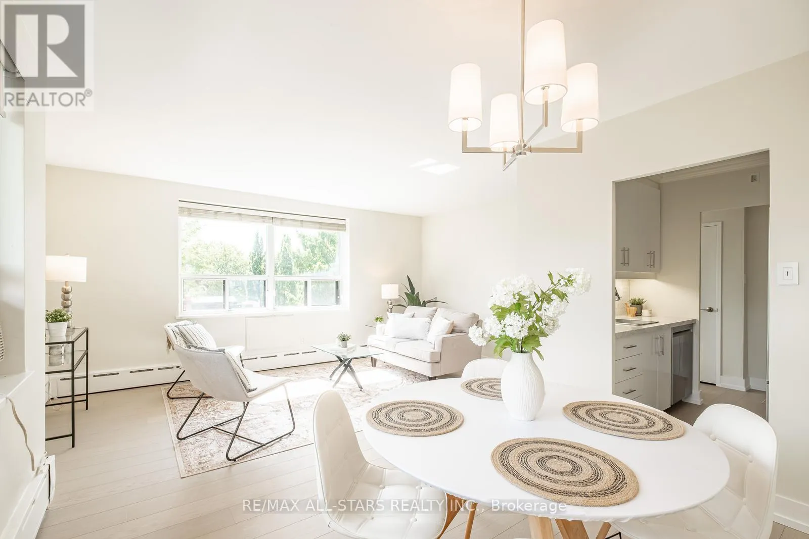 Apartment for rent: 501 - 78 Warren Road, Toronto, Ontario M4V 2R6